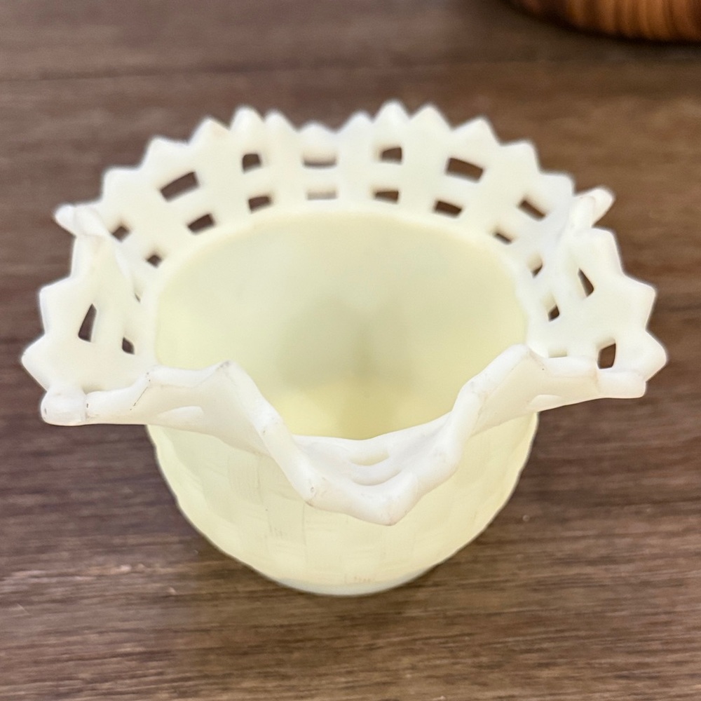 Vintage Fenton Custard Basketweave /Lattice Pattern Vase